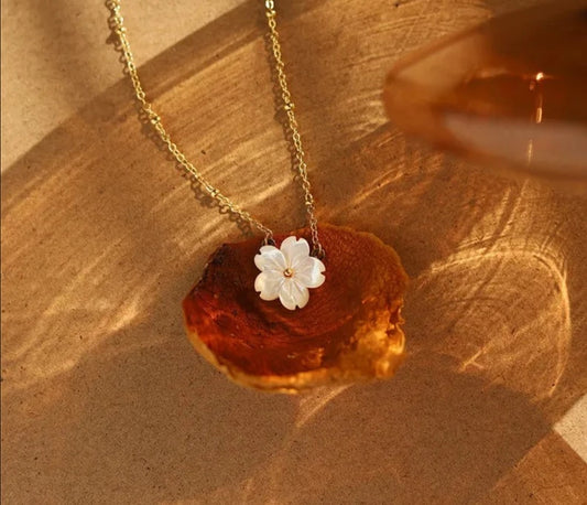 White Shell Peach Blossom Necklace